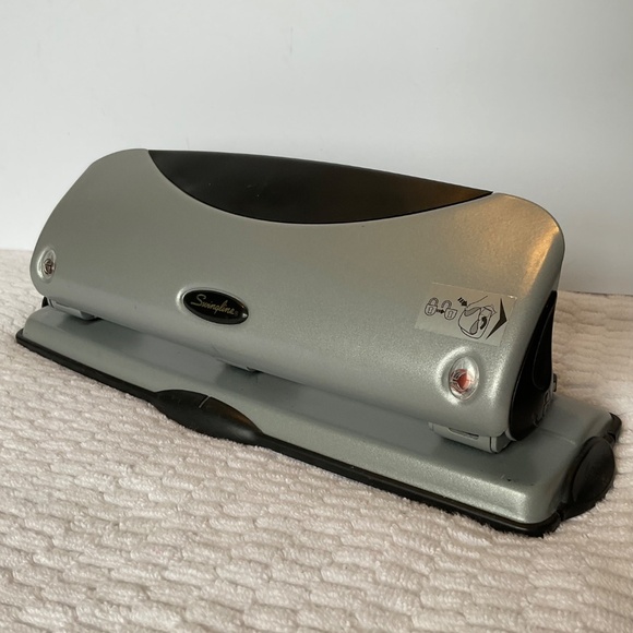 Swingline Safety 3-Hole Punch - Silver/Black - Picture 13 of 16